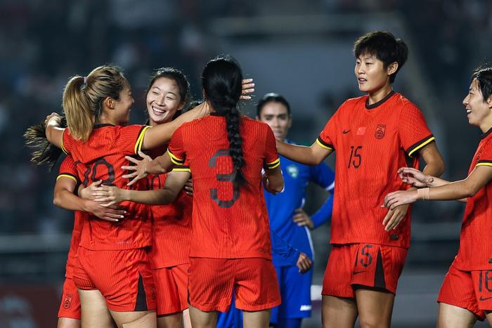 关于体育盛事新闻：中国女足强势再度问鼎的信息